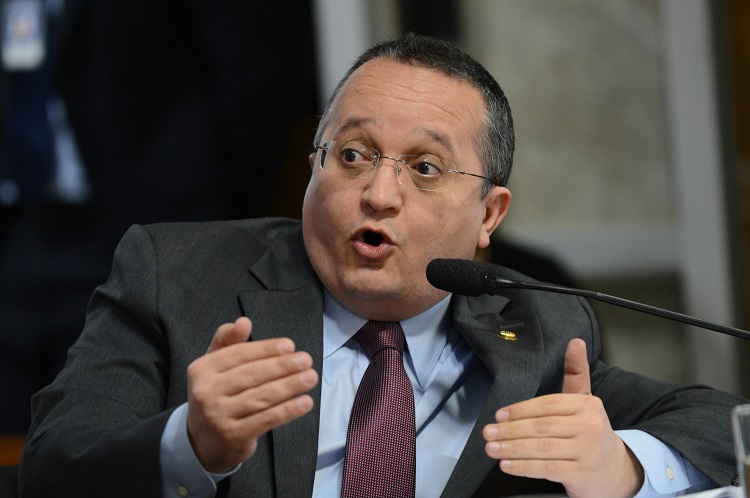 Governo atrasa salário da educação para pagar servidores de outras secretarias