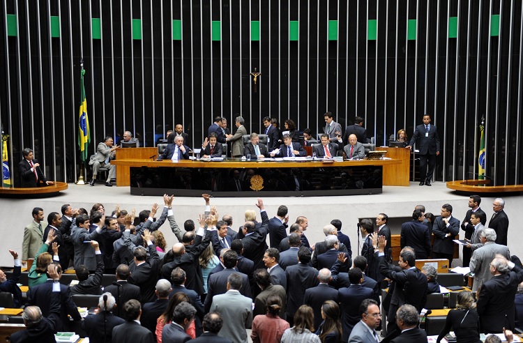 Em reta final para o recesso, Congresso vota união gay, aborto e >MP do trilhão>
