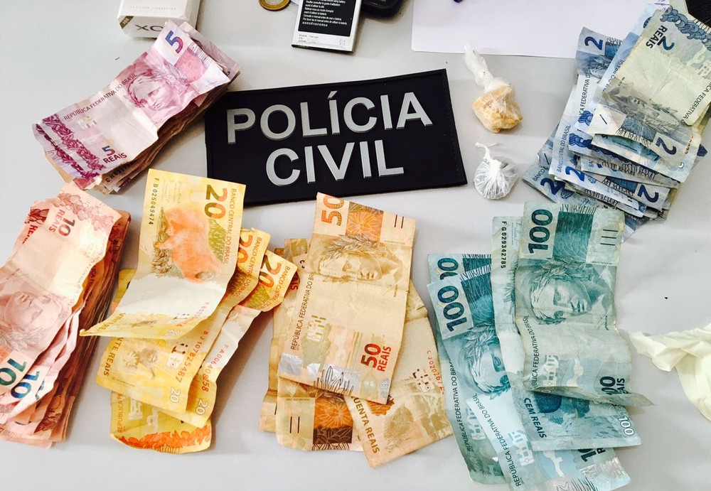 Polícia prende mulher deficiente que usava a filha adolescente para vender drogas em frente de escola em MT