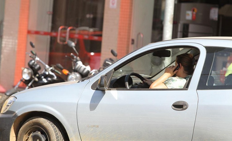 Um em cada cinco brasileiros usa celular enquanto dirige