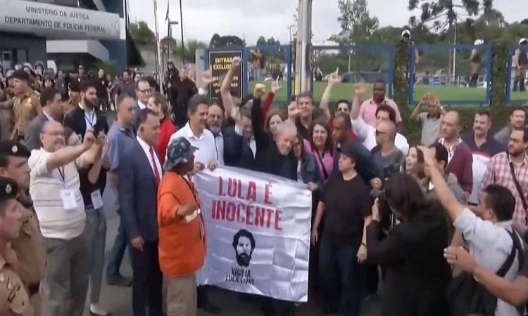 Lula livre! Brasil comemora libertação do ex-presidente