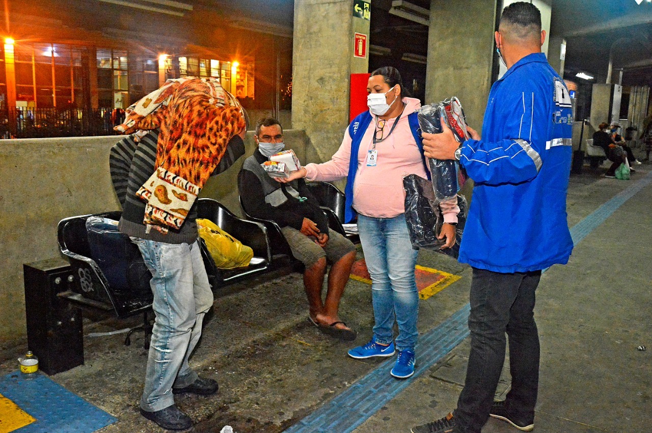 Operação Inverno de Santo André distribui máscaras, cobertores e alimento para pessoas em situação de rua