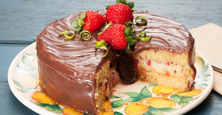 Bolo de limão com morango e chocolate