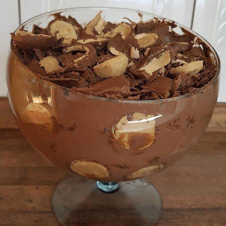 Aprenda a fazer uma deliciosa receita de danete caseiro com sonho de valsa.