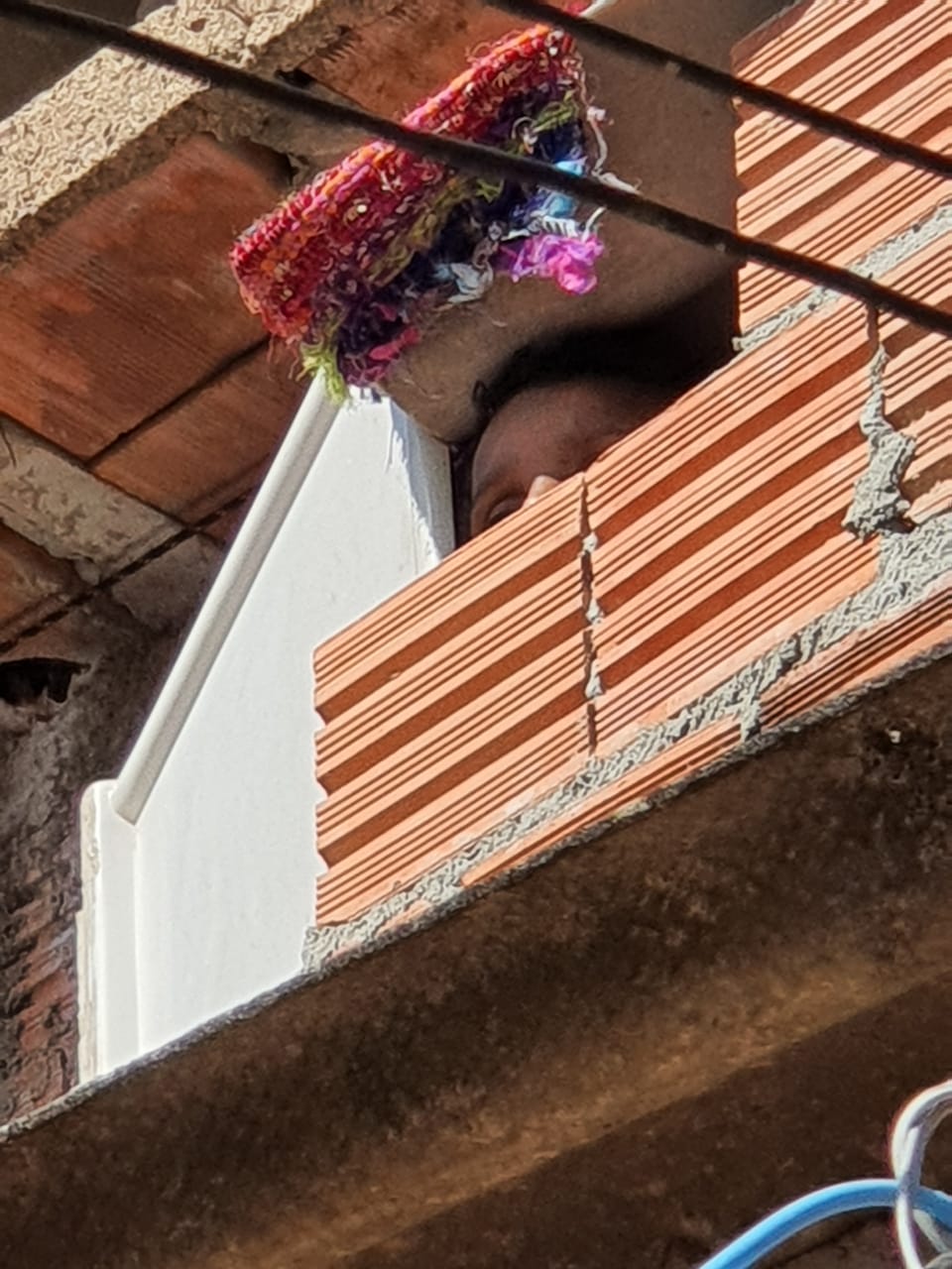 Criança era obrigada a viver presa dentro de um barril em campinas