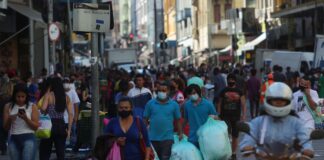 Após período de quedas, confiança do comércio volta a subir