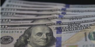 Dólar cai para R$ 5,16 com prévia da inflação no Brasil