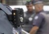 Câmeras nas fardas dos policiais militares pode estar com os dias contados Policial Militar com câmera no uniforme - Divulgação