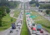 Sob alerta de chuva, estradas terão 7 milhões de carros saindo para o Natal em SP