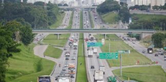 Sob alerta de chuva, estradas terão 7 milhões de carros saindo para o Natal em SP