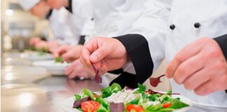 Empresa contrata saladeira para cozinha industrial