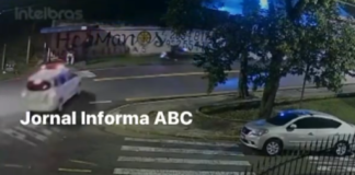 Bandidos são detidos após realizarem roubo a pedestre em ponto de ônibus.