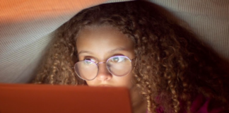 Especialista alerta para os perigos do uso excessivo de telas de celular e de computador