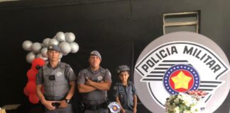 Policiais de SP participam de festa surpresa de criança fã da PM
