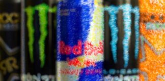 Jovens usam energéticos para ficarem acordados após uso de celular durante a noite