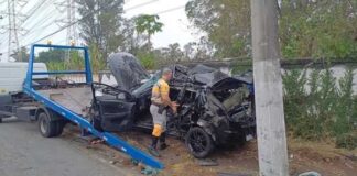Carro fica destruído em colisão entre poste e muro