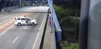 Centro de Gerenciamento de Emergência avisa PM, que prende homens que roubaram celular no Centro