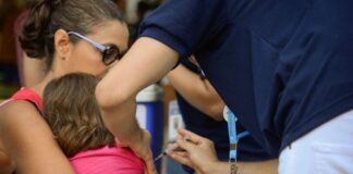 Após morte por coqueluche, ministra da Saúde reforça pedido para vacinação