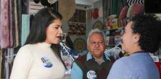 Flávia Morando destaca suas propostas do plano de governo no centro comercial do bairro Taboão