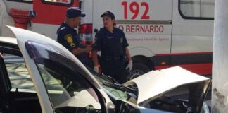 Homem desmaia ao volante e colide