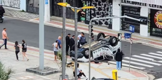 Viatura da PM capota durante ocorrência no Centro de Santo André