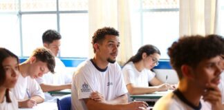 Governador Tarcísio de Freitas sanciona lei que proíbe uso de celulares em escolas públicas e particulares de SP