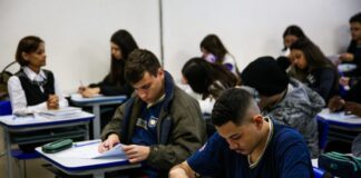 Governo de São Paulo define regras e orientações sobre o uso de celulares nas escolas